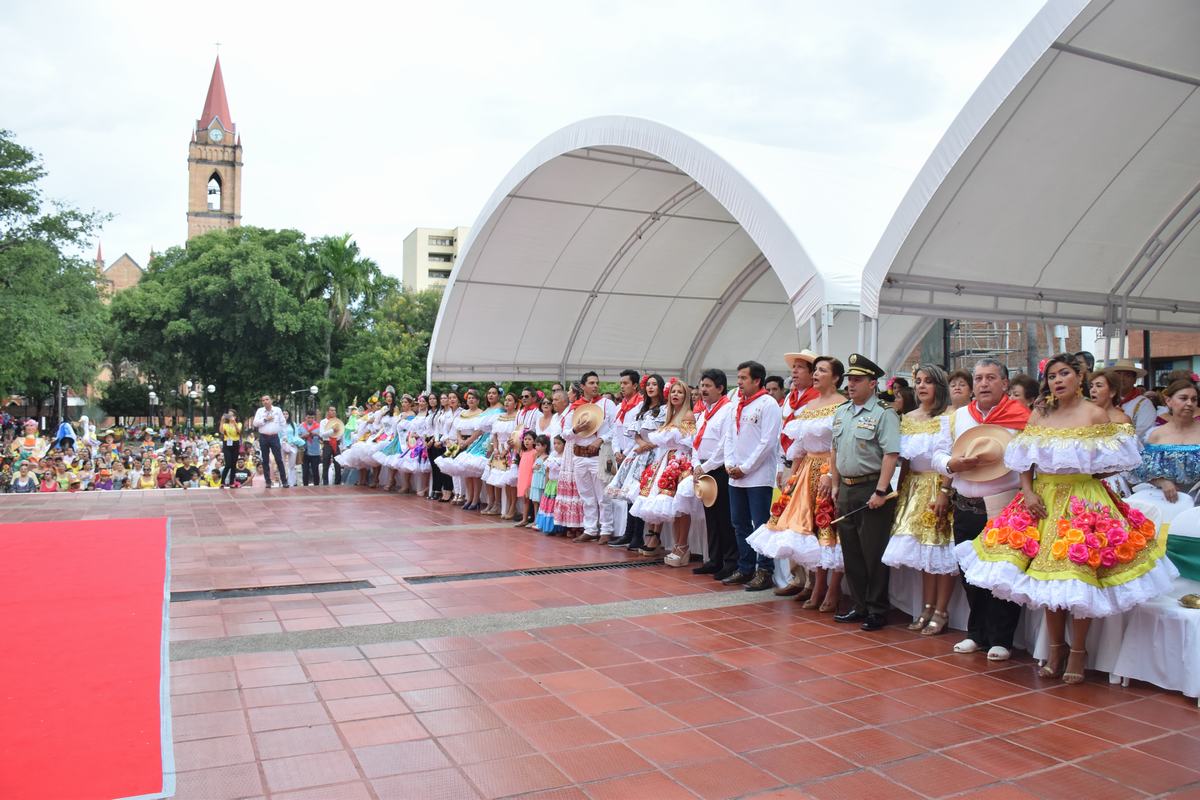 Reinas, candidatas y autoridades municipales y departamentales presentes en la apertura de las festividades.